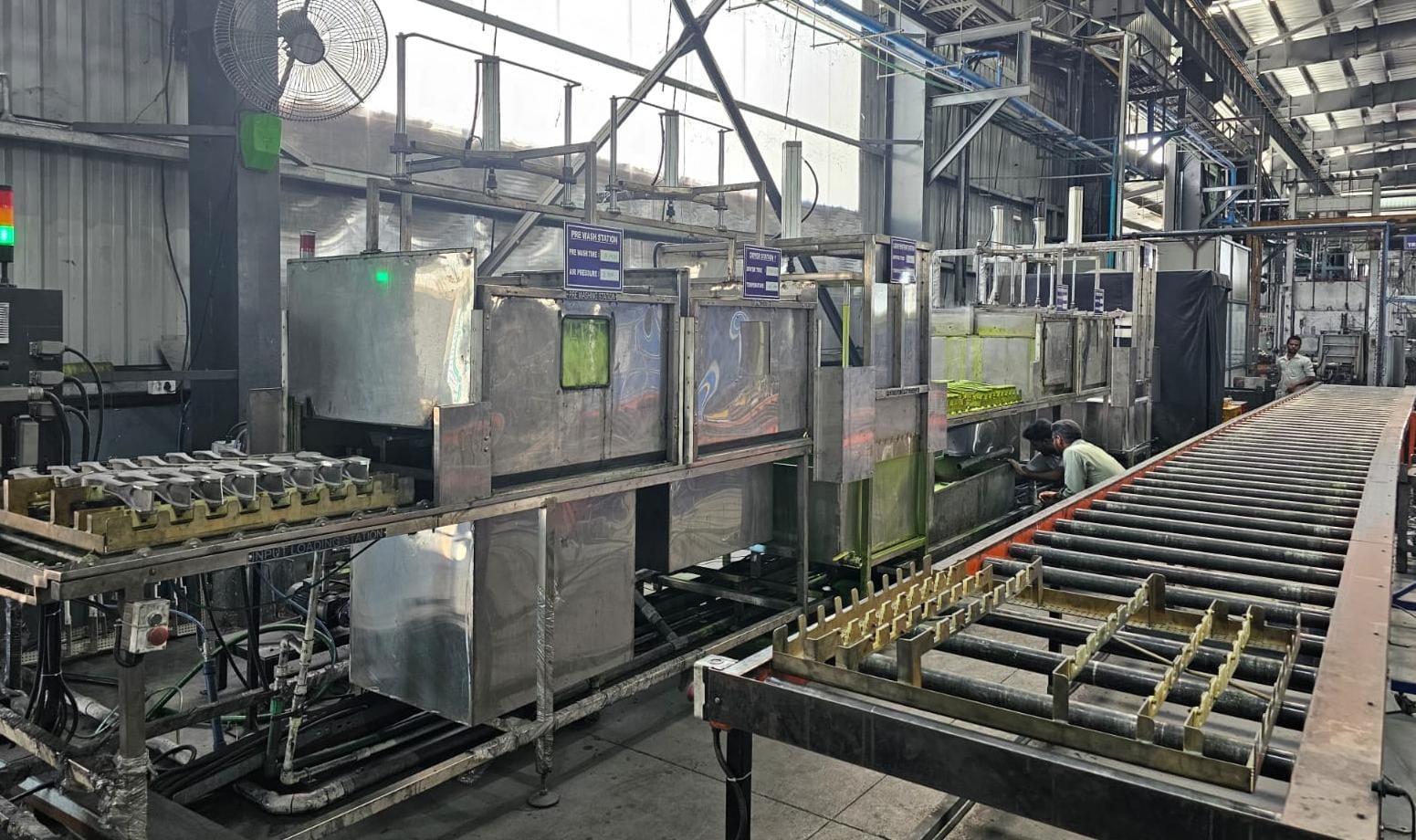 Penetrant line on the shop floor: pre-wash, dryer and conveyors